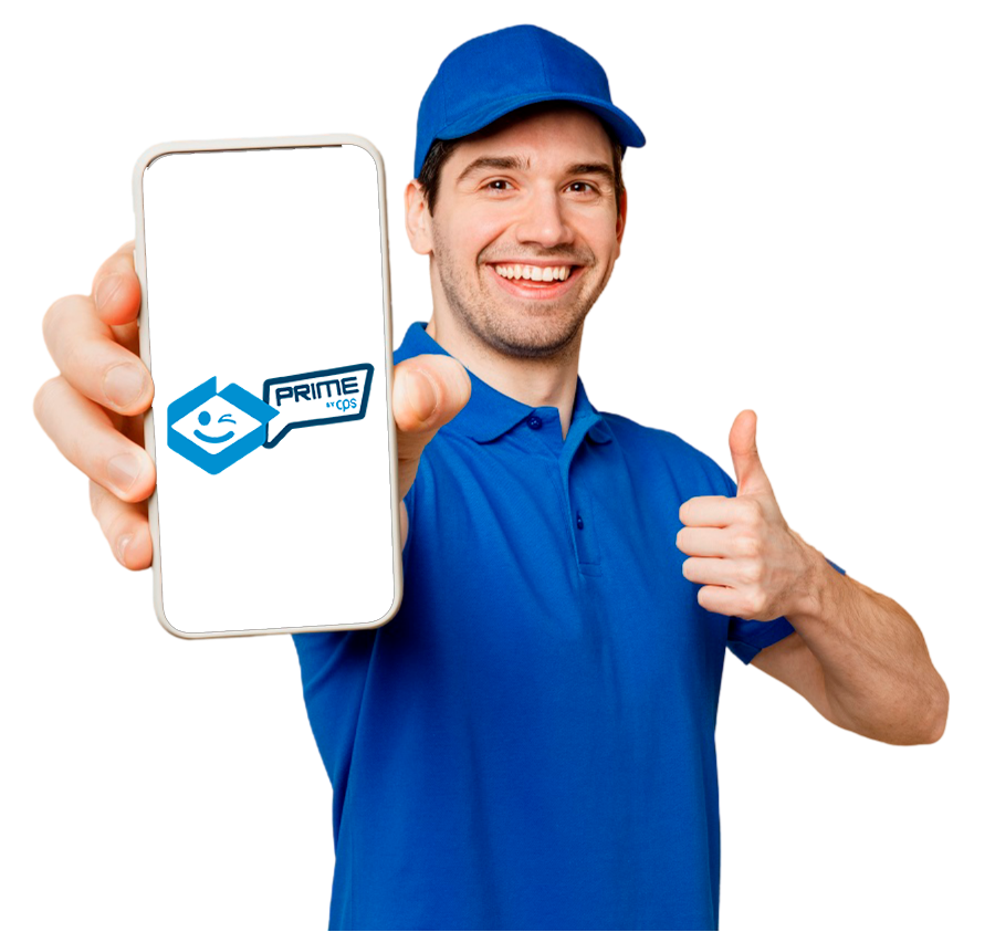 Trabajador de CPS mostrando un celular con el logo de CPS Prime, destacando la membresía exclusiva