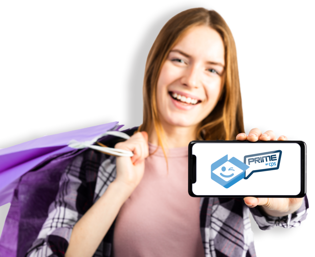 Joven mostrando en su celular la aplicación CPS Prime en República Dominicana